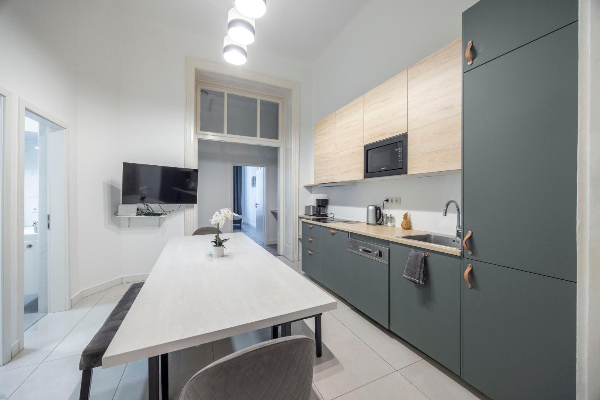 Spacious Cozy Home With 4Bedroom In The Heart Of Bp Budapest Esterno foto